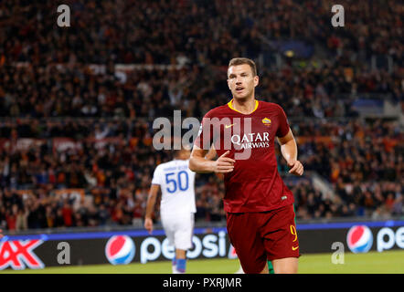 Rome, Italie, 23 octobre, 2018. Roma's Edin Dzeko réagit après avoir marqué lors de la Ligue des Champions, Groupe G, match de football entre les Roms et le CSKA Moscou au Stade Olympique. Roma a gagné 3-0. © Riccardo De Luca METTRE À JOUR LES IMAGES/ Alamy Live News Banque D'Images