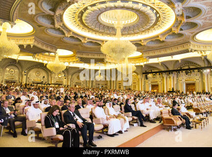 Riyadh, Arabie saoudite. 23 Oct, 2018. Personnes participent à l'avenir de l'Arabie Saoudite pour l'investissement (FII) 2018 à Riyad, en Arabie Saoudite, le 23 octobre 2018. Organisé par le Fonds d'investissement public saoudien (PIF), l'événement de trois jours est tenue à Riyad du 23 au 25 octobre. Contrats signés le premier jour ont totalisé plus de 55 milliards de dollars américains, a déclaré que la division FII mardi. Credit : Tu Yifan/Xinhua/Alamy Live News Banque D'Images