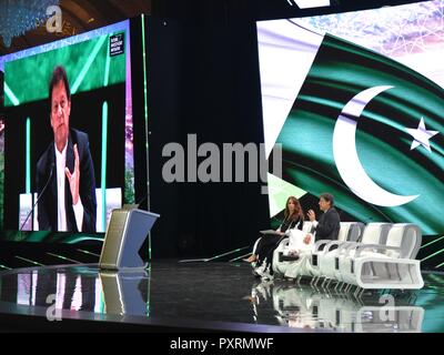 Riyadh, Arabie saoudite. 23 Oct, 2018. Le Premier Ministre pakistanais Imran Khan (R) prend la parole à un groupe lors de l'avenir de l'Arabie Saoudite pour l'investissement (FII) 2018 à Riyad, en Arabie Saoudite, le 23 octobre 2018. Organisé par le Fonds d'investissement public saoudien (PIF), l'événement de trois jours est tenue à Riyad du 23 au 25 octobre. Contrats signés le premier jour ont totalisé plus de 55 milliards de dollars américains, a déclaré que la division FII mardi. Credit : Tu Yifan/Xinhua/Alamy Live News Banque D'Images