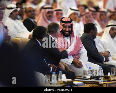 Riyadh, Arabie saoudite. 23 Oct, 2018. L'Arabie Prince Mohammed bin Salman (C) assiste à l'avant, l'avenir de l'Arabie Saoudite pour l'investissement (FII) 2018 à Riyad, en Arabie Saoudite, le 23 octobre 2018. Organisé par le Fonds d'investissement public saoudien (PIF), l'événement de trois jours est tenue à Riyad du 23 au 25 octobre. Contrats signés le premier jour ont totalisé plus de 55 milliards de dollars américains, a déclaré que la division FII mardi. Credit : FII/Xinhua/Alamy Live News Banque D'Images