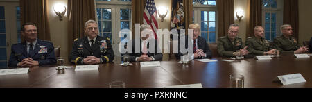 23 octobre 2018 - Washington, District of Columbia, États-Unis - Le Président des Etats-Unis, Donald J. Trump fait une déclaration aux médias comme il se prépare à recevoir un briefing de chefs militaires dans la salle du Cabinet de la Maison Blanche à Washington, DC le mardi 23 octobre, 2018. Le Président a répondu aux questions sur l'espace de travail proposé, de l'immigration, la caravane et l'Arabie des actions dans le meurtre de Jamal Khashoggi. De gauche à droite : US Air Force Général Joseph L. Lengyel, chef de la Garde Nationale ; Bureau général de l'armée américaine Mark A. Milley, Chef du personnel de l'armée ; le secrétaire d'Defens Banque D'Images