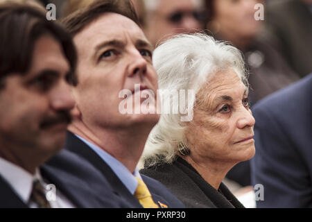 Phoenix, Arizona, USA. 14 fév, 2012. PHOTO - Retraité la Juge Sandra Day O'Connor a révélé dans une lettre le mardi qu'elle a été diagnostiqué avec le "début de démence, probablement de la maladie d'Alzheimer." Photo : 14 février 2006 - L'ex-juge de la Cour suprême et les indiens de l'Arizona Sandra Day O'Connor pendant les festivités du centenaire à la capitale de l'Etat dans la région de Phoenix, Feb 14. Journée de l'Etat de l'Arizona est le 14 février et cette année, l'Arizona a marqué 100 ans d'un état. Crédit : Jack Kurtz/ZUMA/Alamy Fil Live News Banque D'Images