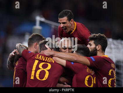 Rome, Italie. 23 Oct, 2018. Les joueurs de l'AS Roma célébrer lors d'un match du groupe G de la Ligue des Champions entre les Roms et le CSKA Moscou, à Rome, Italie, le 23 octobre 2018. Roma a gagné 3-0. Credit : Alberto Lingria/Xinhua/Alamy Live News Banque D'Images