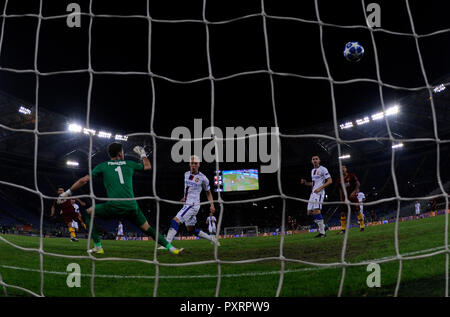 Rome, Italie. 23 Oct, 2018. Comme les Roms Cengiz sous scores au cours d'un match du groupe G de la Ligue des Champions entre les Roms et le CSKA Moscou, à Rome, Italie, le 23 octobre 2018. Roma a gagné 3-0. Credit : Alberto Lingria/Xinhua/Alamy Live News Banque D'Images