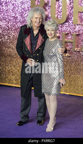 Londres, Royaume-Uni. 23 Oct, 2018. Brian May et Anita Dobson assiste à la première mondiale de 'Bohemian Rhapsody' à Wembley Arena d'ESS. Crédit : Gary Mitchell/SOPA Images/ZUMA/Alamy Fil Live News Banque D'Images