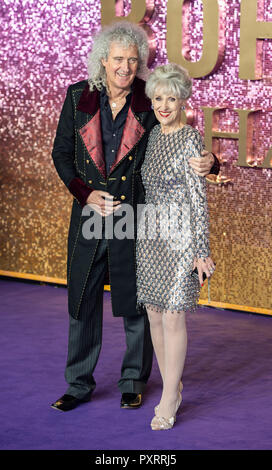 Brian May et Anita Dobson assiste à la première mondiale de 'Bohemian Rhapsody' à Wembley Arena d'ESS. Banque D'Images