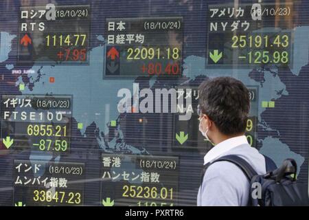 Tokyo, Japon. 24 Oct, 2018. Un homme regarde un stock électronique montrant conseil Nikkei Stock Average du Japon à Tokyo. Le Nikkei 225 Stock Average a augmenté de 80,40 pour cent à 0,37 points ou 22 091,18 le mercredi à la suite de marchés chinois récupéré. Credit : Rodrigo Reyes Marin/ZUMA/Alamy Fil Live News Banque D'Images