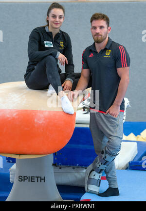 17 octobre 2018, Saxe, Chemnitz : Pauline Schäfer, Champion du Monde à la poutre et spécialiste bar Andreas Bretschneider au gymnase de l'Sportforum Chemnitz. Les gymnastes haut de Chemnitz Mlle le championnat du monde à Doha en raison de blessures. Schäfer souffre encore d'une blessure à la cheville. Bretschneider déchira ses le tendon d'Achille dans son pied gauche au championnat allemand de Leipzig. (Dpa-message : 'Sannonce paire de gymnastes : Bergers et aux Championnats du monde l'expérience Bretschneider avant TV' à partir de 24.10.2018) Photo : Hendrik Schmidt/dpa-Zentralbild/dpa Banque D'Images