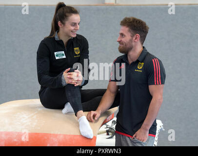 17 octobre 2018, Saxe, Chemnitz : Pauline Schäfer, Champion du Monde à la poutre et spécialiste bar Andreas Bretschneider au gymnase de l'Sportforum Chemnitz. Les gymnastes haut de Chemnitz Mlle le championnat du monde à Doha en raison de blessures. Schäfer souffre encore d'une blessure à la cheville. Bretschneider déchira ses le tendon d'Achille dans son pied gauche au championnat allemand de Leipzig. (Dpa-message : 'Sannonce paire de gymnastes : Bergers et aux Championnats du monde l'expérience Bretschneider avant TV' à partir de 24.10.2018) Photo : Hendrik Schmidt/dpa-Zentralbild/dpa Banque D'Images