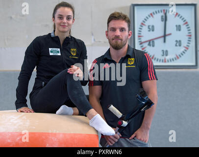 17 octobre 2018, Saxe, Chemnitz : Pauline Schäfer, Champion du Monde à la poutre et spécialiste bar Andreas Bretschneider au gymnase de l'Sportforum Chemnitz. Les gymnastes haut de Chemnitz Mlle le championnat du monde à Doha en raison de blessures. Schäfer souffre encore d'une blessure à la cheville. Bretschneider déchira ses le tendon d'Achille dans son pied gauche au championnat allemand de Leipzig. (Dpa-message : 'Sannonce paire de gymnastes : Bergers et aux Championnats du monde l'expérience Bretschneider avant TV' à partir de 24.10.2018) Photo : Hendrik Schmidt/dpa-Zentralbild/ZB Banque D'Images