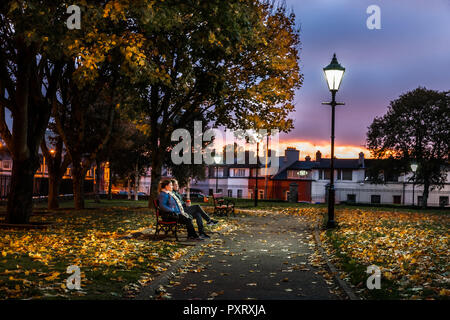 Cork, Irlande. 24 octobre, 2018. Edel Murphy et Niamh McMullen de Victoria Road, prendre un moment sur leur façon de travailler pour profiter de la paix et de tranquillité sur un doux matin d'octobre dans Shalom Park, la ville de Cork, Irlande. Crédit : David Creedon/Alamy Live News Banque D'Images