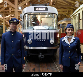 Prague, République tchèque. 24 Oct, 2018. La compagnie de transport public de Prague DPP a présenté Coupé T3 aujourd'hui, le mercredi, Octobre 24, 2018, un plaisir tram, développé en collaboration avec le studio Anna Maresova concepteurs, qui continue la tradition de la légendaire Tatra T3 tramway. L'édition de cette année de Designblok offrira aux visiteurs une occasion unique de faire un tour dans le nouveau tramway. Credit : Ondrej Deml/CTK Photo/Alamy Live News Banque D'Images