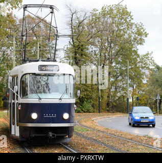 Prague, République tchèque. 24 Oct, 2018. La compagnie de transport public de Prague DPP a présenté Coupé T3 aujourd'hui, le mercredi, Octobre 24, 2018, un plaisir tram, développé en collaboration avec le studio Anna Maresova concepteurs, qui continue la tradition de la légendaire Tatra T3 tramway. L'édition de cette année de Designblok offrira aux visiteurs une occasion unique de faire un tour dans le nouveau tramway. Credit : Ondrej Deml/CTK Photo/Alamy Live News Banque D'Images