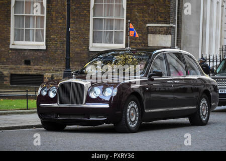 Londres, Royaume-Uni. 24 octobre 2018. La voiture transportant le roi Willem-Alexander et Maxima La reine des Pays-Bas au numéro 10 Downing Street. Le Roi et la reine sont au Royaume-Uni sur une visite d'État visant à renforcer les liens entre les deux nations. Crédit : Stephen Chung / Alamy Live News Banque D'Images