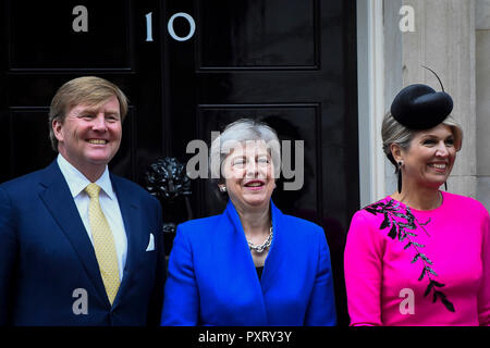 Londres, Royaume-Uni. 24 octobre 2018. Theresa May, Premier ministre, accueille le roi Willem-Alexander et Maxima La reine des Pays-Bas au numéro 10 Downing Street. Le Roi et la reine sont au Royaume-Uni sur une visite d'État visant à renforcer les liens entre les deux nations. Crédit : Stephen Chung / Alamy Live News Banque D'Images