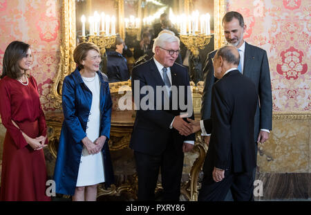 Madrid, Espagne. 24 Oct, 2018. Président fédéral Frank-Walter Steinmeier (3e à partir de la droite) et son épouse Elke Büdenbender (2e de gauche) bienvenue avec le roi d'Espagne Felipe VI. (R) et de la Reine Letizia d'Espagne (l) au King's Palace (Palacio Real) lors d'un défilé avec Javier Solana, ancien Haut Représentant pour la politique étrangère et de sécurité commune de l'Union européenne, pour le déjeuner. Président M. Steinmeier et son épouse sont sur une visite de deux jours en Espagne. Crédit : Bernd von Jutrczenka/dpa/Alamy Live News Banque D'Images