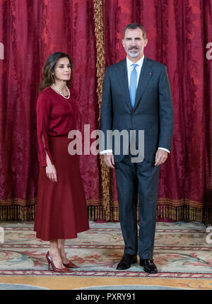 Madrid, Espagne. 24 Oct, 2018. Le roi d'Espagne Felipe VI et La Reine Letizia d'Espagne attendre dans le palais du roi (Palacio Real). Président M. Steinmeier et son épouse sont sur une visite de deux jours en Espagne. Crédit : Bernd von Jutrczenka/dpa/Alamy Live News Banque D'Images