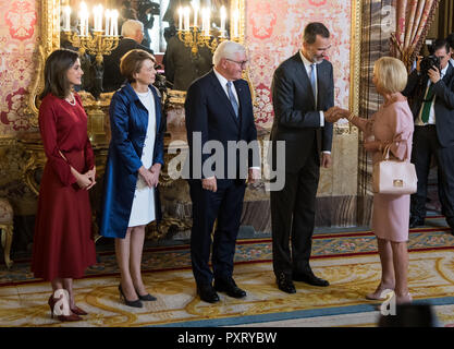 Madrid, Espagne. 24 Oct, 2018. Président fédéral Frank-Walter Steinmeier (3e à partir de la droite) et son épouse Elke Büdenbender (2e de gauche) bienvenue avec le roi d'Espagne Felipe VI. (2e à partir de la droite) et la Reine Letizia d'Espagne (l) au Palais du Roi (Palacio Real) lors d'un défilé avec Liz Mohn, Vice-présidente de la Fondation Bertelsmann Conseil exécutif, en tant qu'invité du déjeuner. Président M. Steinmeier et son épouse sont sur une visite de deux jours en Espagne. Crédit : Bernd von Jutrczenka/dpa/Alamy Live News Banque D'Images