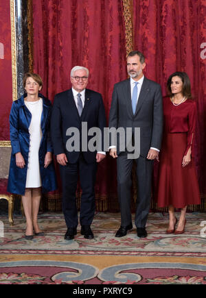 Madrid, Espagne. 24 Oct, 2018. Président fédéral Frank-Walter Steinmeier (2e de gauche) et son épouse Elke Büdenbender (gauche) sont remplacés par le roi d'Espagne Felipe VI. (2e à partir de la droite) et la Reine Letizia d'Espagne au Palais du Roi (Palacio Real). Président M. Steinmeier et son épouse sont sur une visite de deux jours en Espagne. Crédit : Bernd von Jutrczenka/dpa/Alamy Live News Banque D'Images