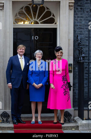 Downing Street, London, UK. 24 Oct 2018. Le roi Willem-Alexander et son épouse la reine maxima des Pays-Bas vist Theresa mai à 10 Downing Street pendant leur visite d'Etat de deux jours au Royaume-Uni. Credit : Tommy Londres/Alamy Live News Banque D'Images