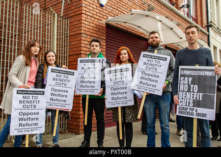 , Hall Street, Belfast, Royaume-Uni 24 octobre 2018. Gerry Carrol, Fiona Nic Fhearghais, Matthew Collins de gens avant le profit ainsi que les membres du Sinn Fein et de l'unisson les représentants syndicaux à l'issue d'une manifestation à l'extérieur des bureaux dans Belfast City Centre contre l'assaut sur les plus vulnérables de la société au nom du bien-être social "réforme". Agnes Frazier de Tar Isteach dit du bien-être fondée sur les droits qu'il n'avait pas besoin de modèle d'austérité des conservateurs. Credit : Bonzo/Alamy Live News Banque D'Images