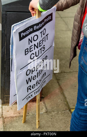 , Hall Street, Belfast, Royaume-Uni 24 octobre 2018. Gerry Carrol, Fiona Nic Fhearghais, Matthew Collins de gens avant le profit ainsi que les membres du Sinn Fein et de l'unisson les représentants syndicaux à l'issue d'une manifestation à l'extérieur des bureaux dans Belfast City Centre contre l'assaut sur les plus vulnérables de la société au nom du bien-être social "réforme". Agnes Frazier de Tar Isteach dit du bien-être fondée sur les droits qu'il n'avait pas besoin de modèle d'austérité des conservateurs. Credit : Bonzo/Alamy Live News Banque D'Images