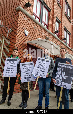 , Hall Street, Belfast, Royaume-Uni 24 octobre 2018. Gerry Carrol, Fiona Nic Fhearghais, Matthew Collins de gens avant le profit ainsi que les membres du Sinn Fein et de l'unisson les représentants syndicaux à l'issue d'une manifestation à l'extérieur des bureaux dans Belfast City Centre contre l'assaut sur les plus vulnérables de la société au nom du bien-être social "réforme". Agnes Frazier de Tar Isteach dit du bien-être fondée sur les droits qu'il n'avait pas besoin de modèle d'austérité des conservateurs. Credit : Bonzo/Alamy Live News Banque D'Images