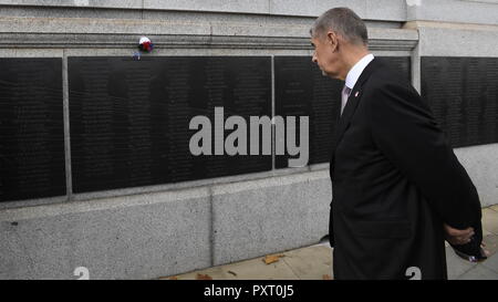 Victoria Embankment, London. 24 Oct, 2018. Le premier ministre tchèque Andrej Babis a déposé deux gerbes au Battle of Britain Memorial monument en bronze à Victoria Embankment, London, au cours de sa visite de travail en Grande-Bretagne le mercredi, Octobre 24, 2018. Le monument rend également hommage aux 88 pilotes tchécoslovaques qui ont participé à la lutte contre l'aviation allemande dans la bataille cruciale en 1940. Photo : CTK Michal Krumphanzl/Photo/Alamy Live News Banque D'Images