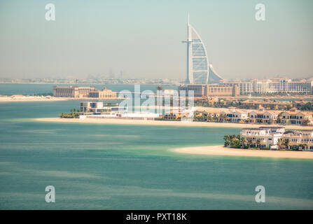 Vue depuis l'établissement Atlantis Hotel à l'hôtel de luxe Buri al Arabi et Jumeirah. Banque D'Images