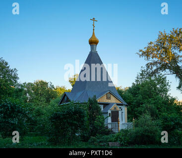 La chapelle en bois hiiden orthodoxe dans les arbres verdoyants, Moscou Banque D'Images