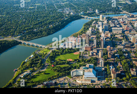 Vue aérienne de la ville de Saskatoon et de la rivière Saskatchewan Sud. Banque D'Images