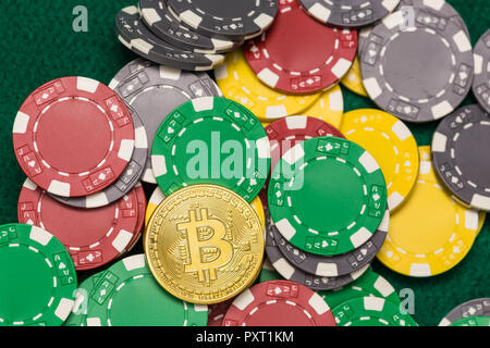 Cryptocurrency Bitcoin sur des jetons de casino sur table verte Banque D'Images