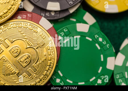 Cryptocurrency Bitcoin sur des jetons de casino sur table verte Banque D'Images