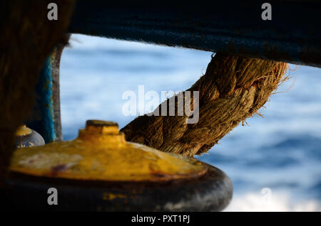 Corde d'amarrage peu jaune sur un ferry. Selective focus Banque D'Images