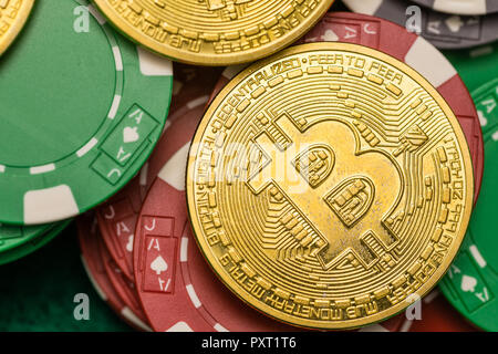 Cryptocurrency Bitcoin sur des jetons de casino sur table verte Banque D'Images