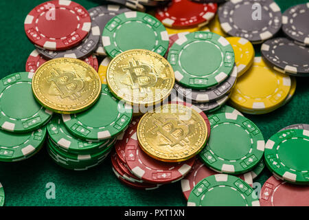 Cryptocurrency Bitcoin sur des jetons de casino sur table verte Banque D'Images