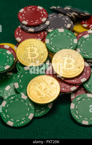 Cryptocurrency Bitcoin sur des jetons de casino sur table verte Banque D'Images