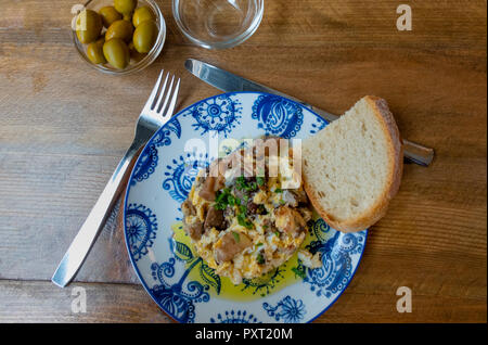 Un plat de tapas d'oeufs brouillés aux champignons Banque D'Images