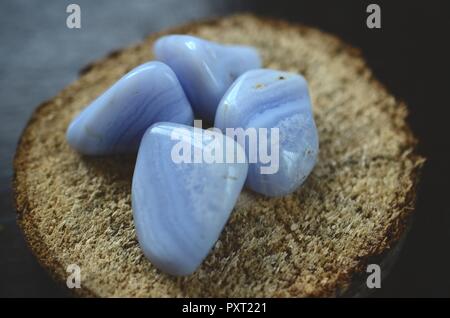 Pierre à l'agate de dentelle bleue idéale pour faire face au stress et aux émotions dentelle bleue agate de tumbled confort et nourrissant le cristal de reiki curatif. Cristal bleu. Banque D'Images