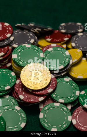 Cryptocurrency Bitcoin sur des jetons de casino sur table verte Banque D'Images