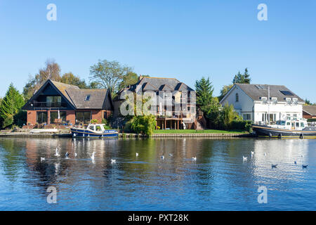 Maisons au bord de la banque sur la Tamise, Runnymede, Surrey, Angleterre, Royaume-Uni Banque D'Images