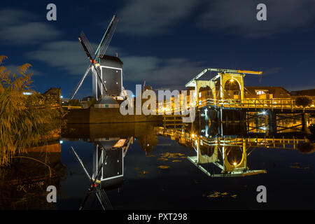 Moulin de mettre et le pont de Rembrandt à Leyde par nuit et de réflexion dans la rivière Rijn à Leiden, Pays-Bas Banque D'Images