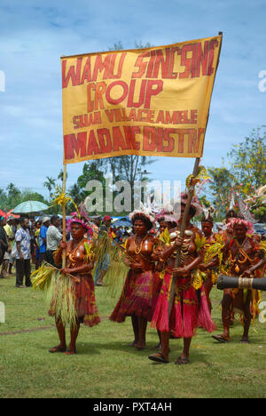 Habillés de couleurs vives et le visage peint les femmes de Suah Village danser dans le cadre d'un chanter chanter à Madang, Papouasie Nouvelle Guinée. Banque D'Images