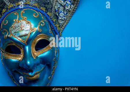 Mardi Gras bleu ou le carnaval masque bouffon sur fond bleu Banque D'Images