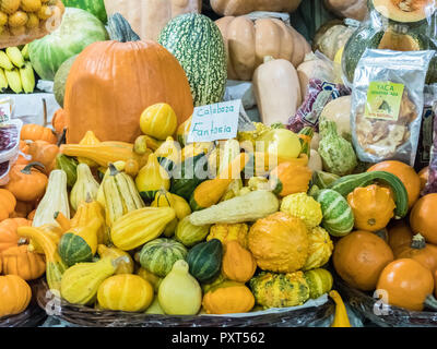 Produits locaux affiche dans le marché de San Juan à Mexico Banque D'Images