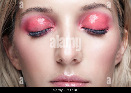 Macro shot gros plan de visage de femme et rose beauty maquillage Smoky Eyes. Femme avec glitter brillant de la peau blanche. Banque D'Images