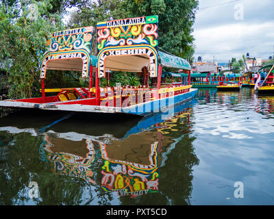 Gondole colorés bateaux dans Xochimilco jardin flottant dans la ville de Mexico Banque D'Images