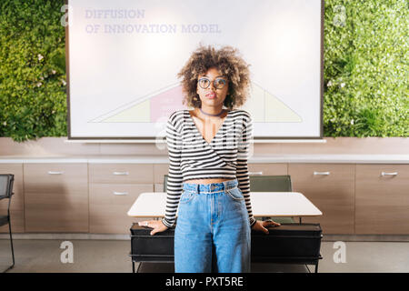 Attentifs à la jeune fille à la peau sombre tout droit à huis clos Banque D'Images