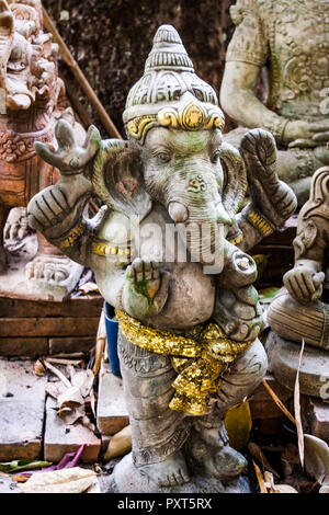 Le bouddhisme éléphant statue au temple Wat Pha lat en Thaïlande. Banque D'Images