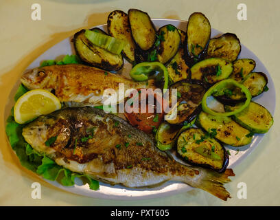 Le poisson grillé et légumes grillés servis sur assiette, Qark Vlora Albanie Banque D'Images